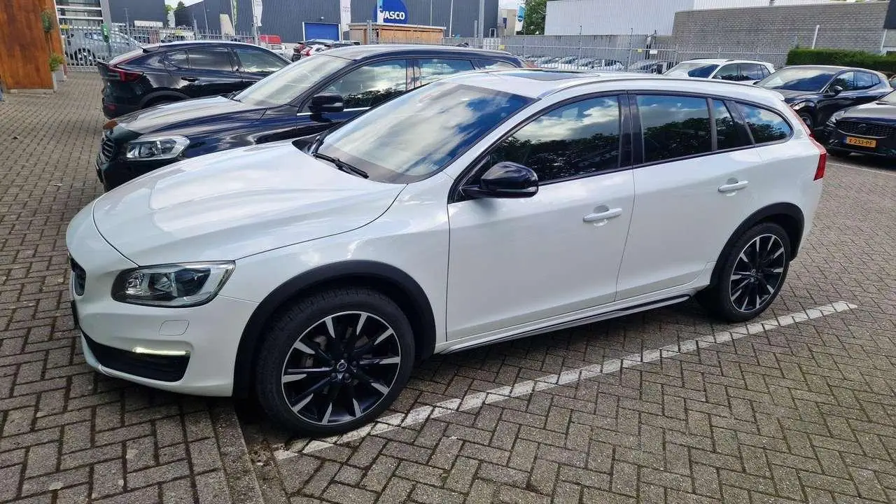 Photo 1 : Volvo V60 2017 Essence