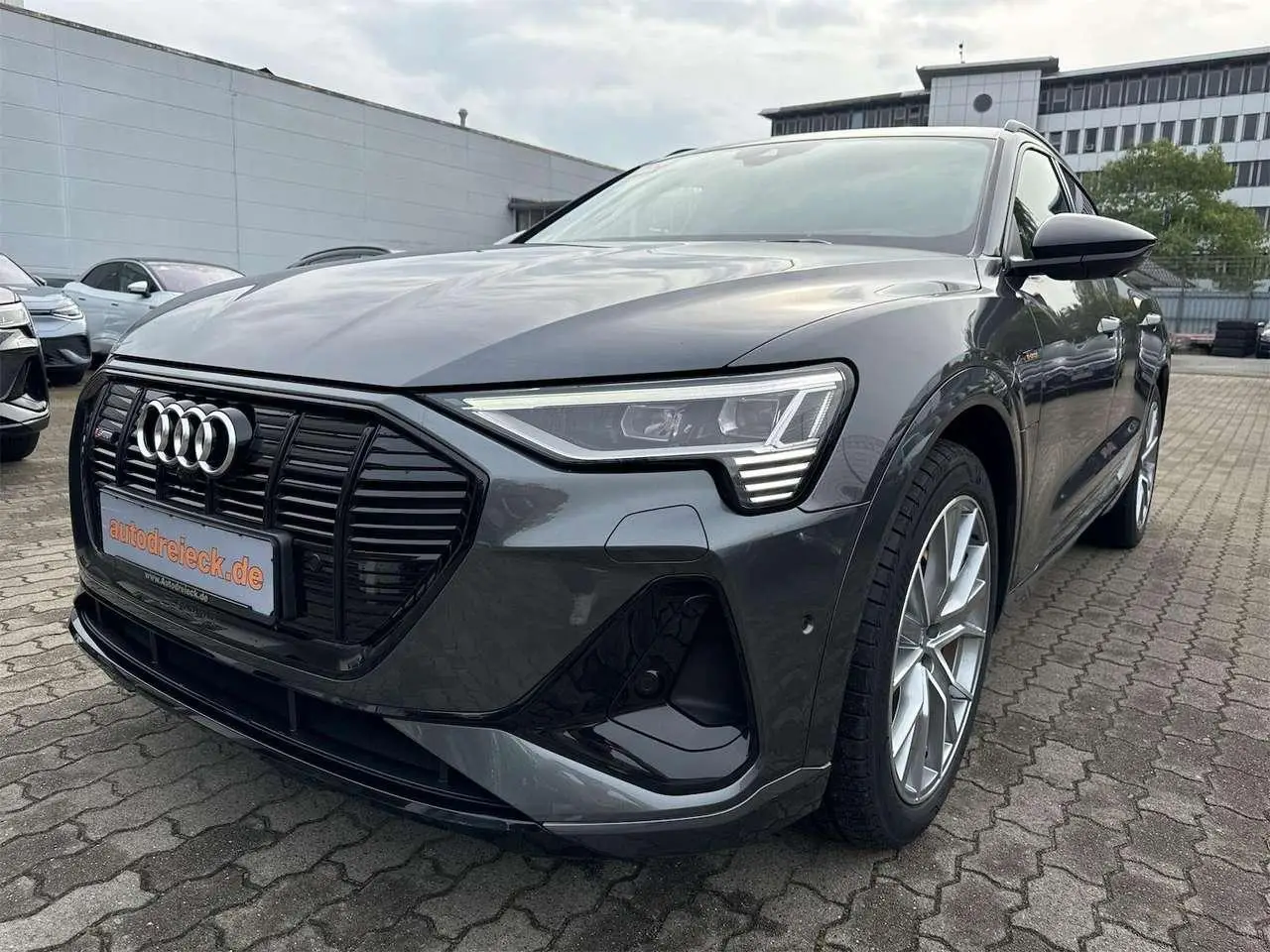 Photo 1 : Audi E-tron 2022 Électrique