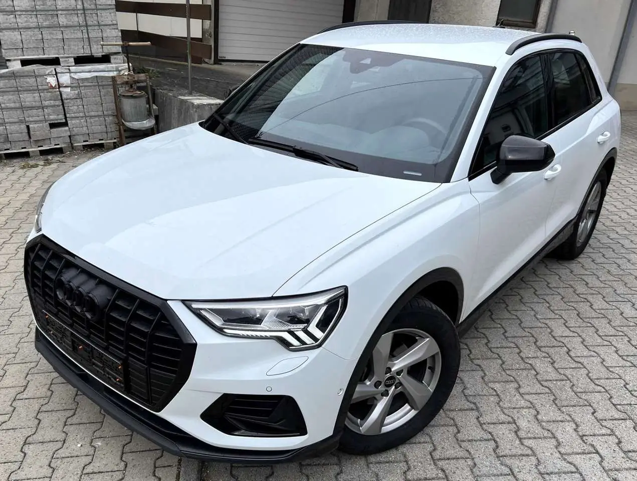 Photo 1 : Audi Q3 2023 Petrol