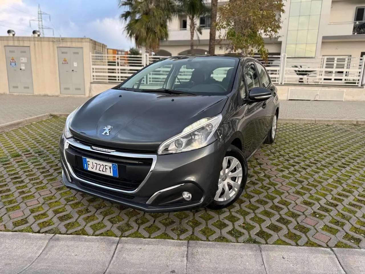 Photo 1 : Peugeot 208 2017 Petrol