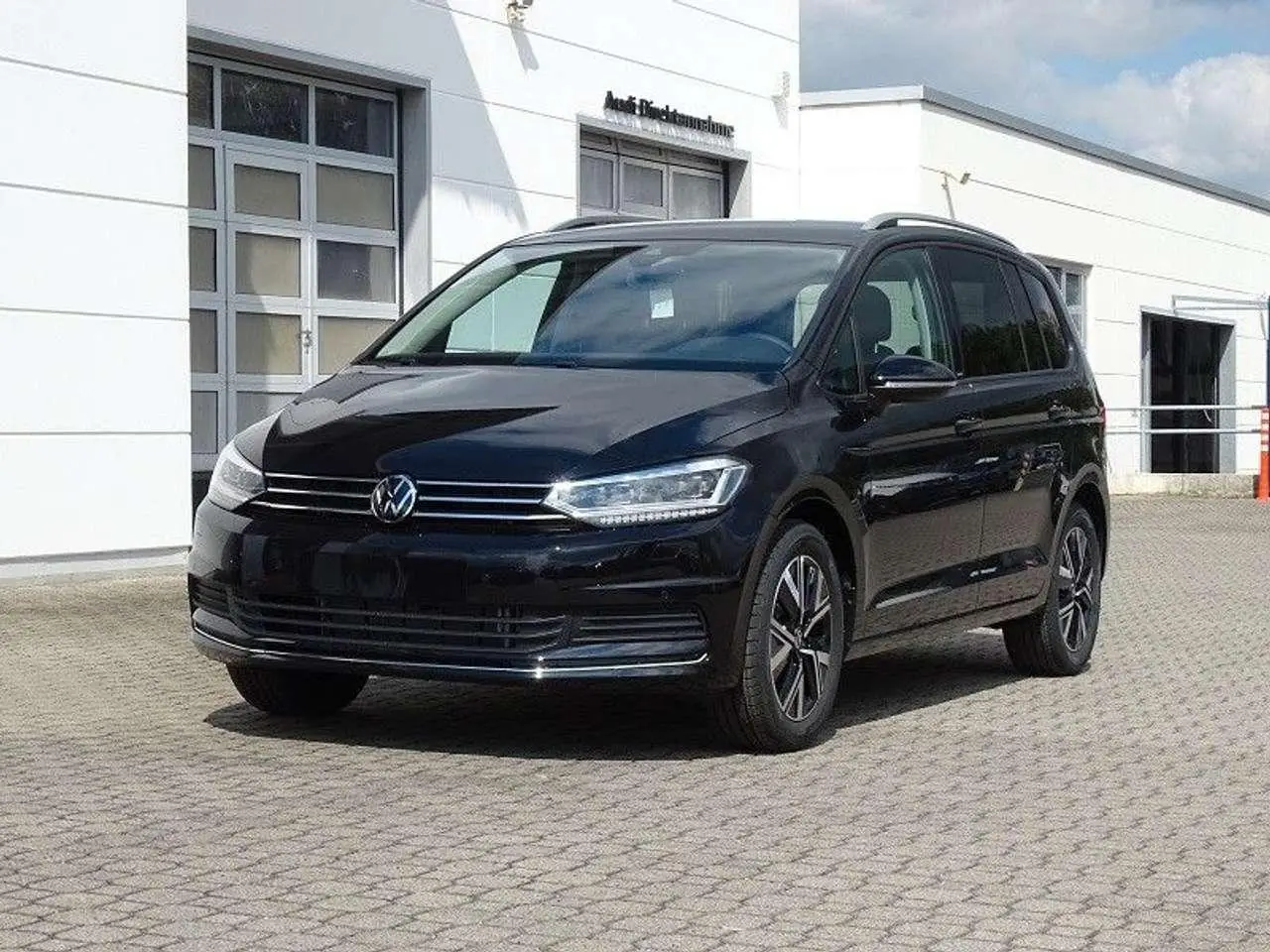 Photo 1 : Volkswagen Touran 2024 Essence