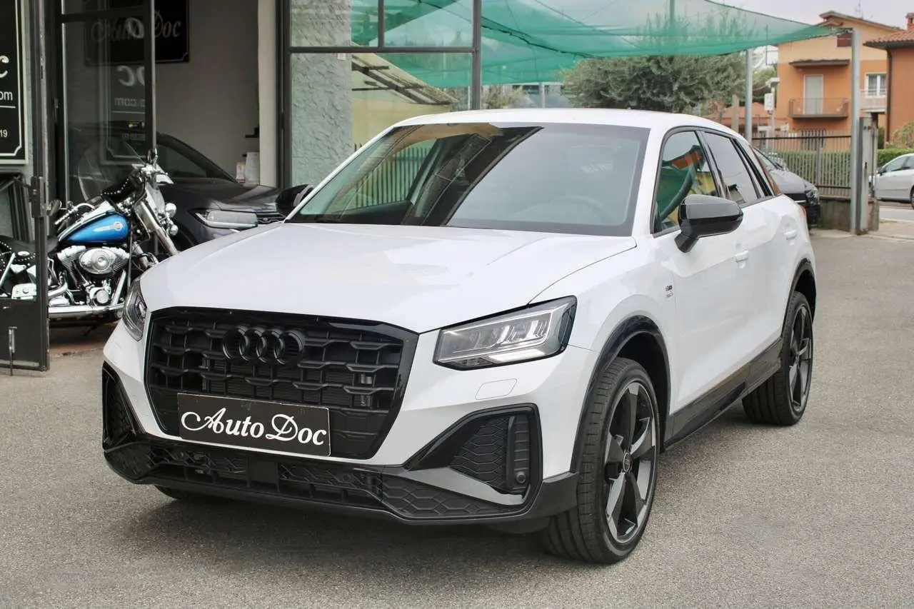 Photo 1 : Audi Q2 2024 Petrol