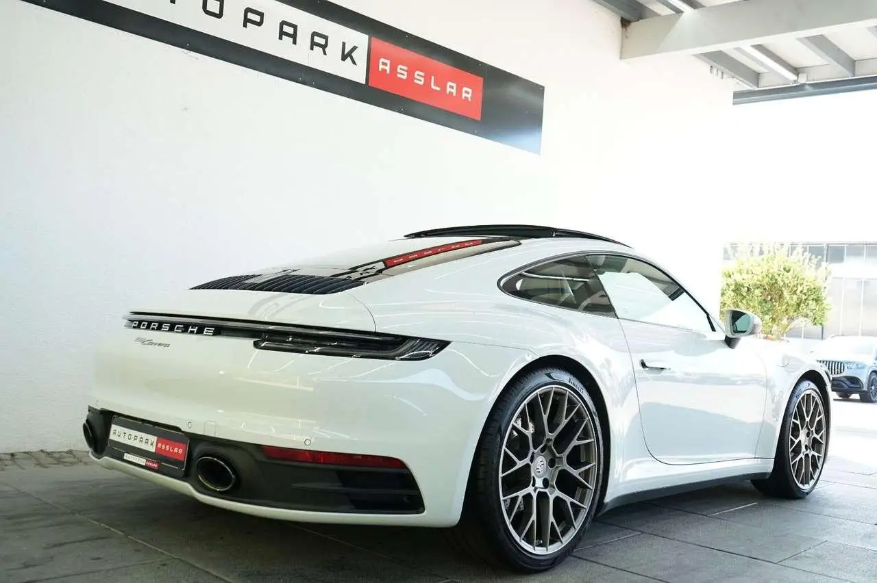 Photo 1 : Porsche 992 2021 Essence