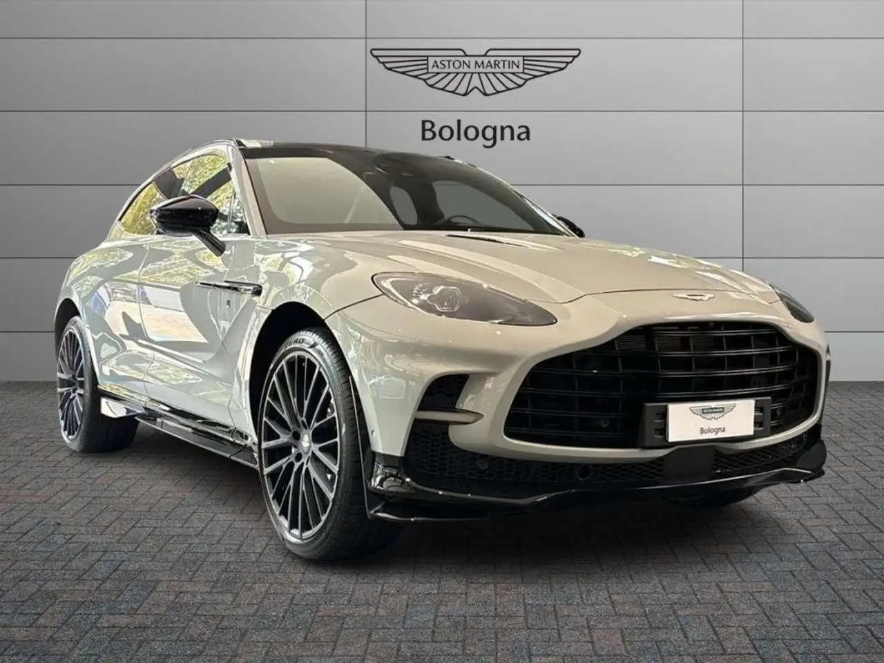 Photo 1 : Aston Martin Dbx 2024 Petrol