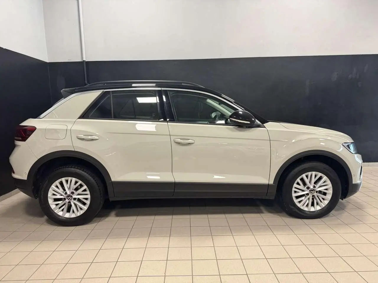 Photo 1 : Volkswagen T-roc 2023 Petrol