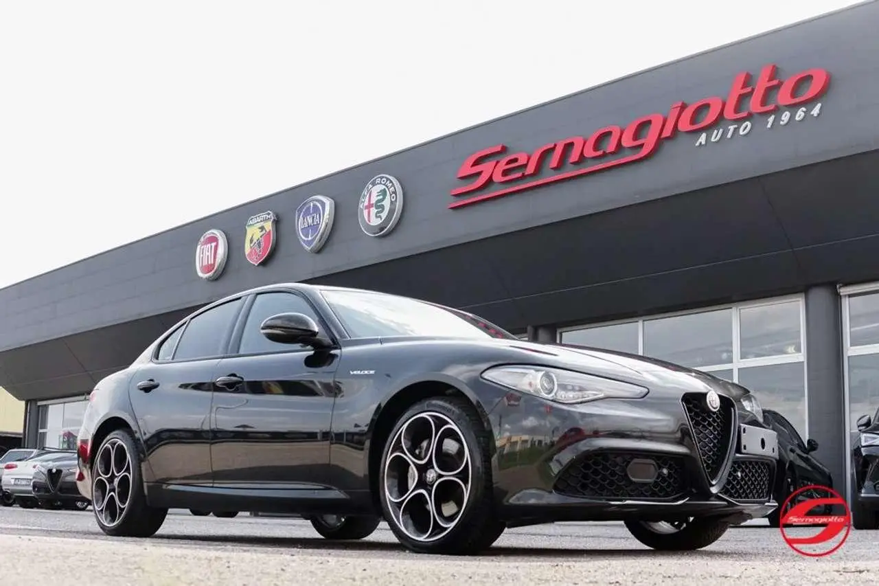 Photo 1 : Alfa Romeo Giulia 2022 Essence