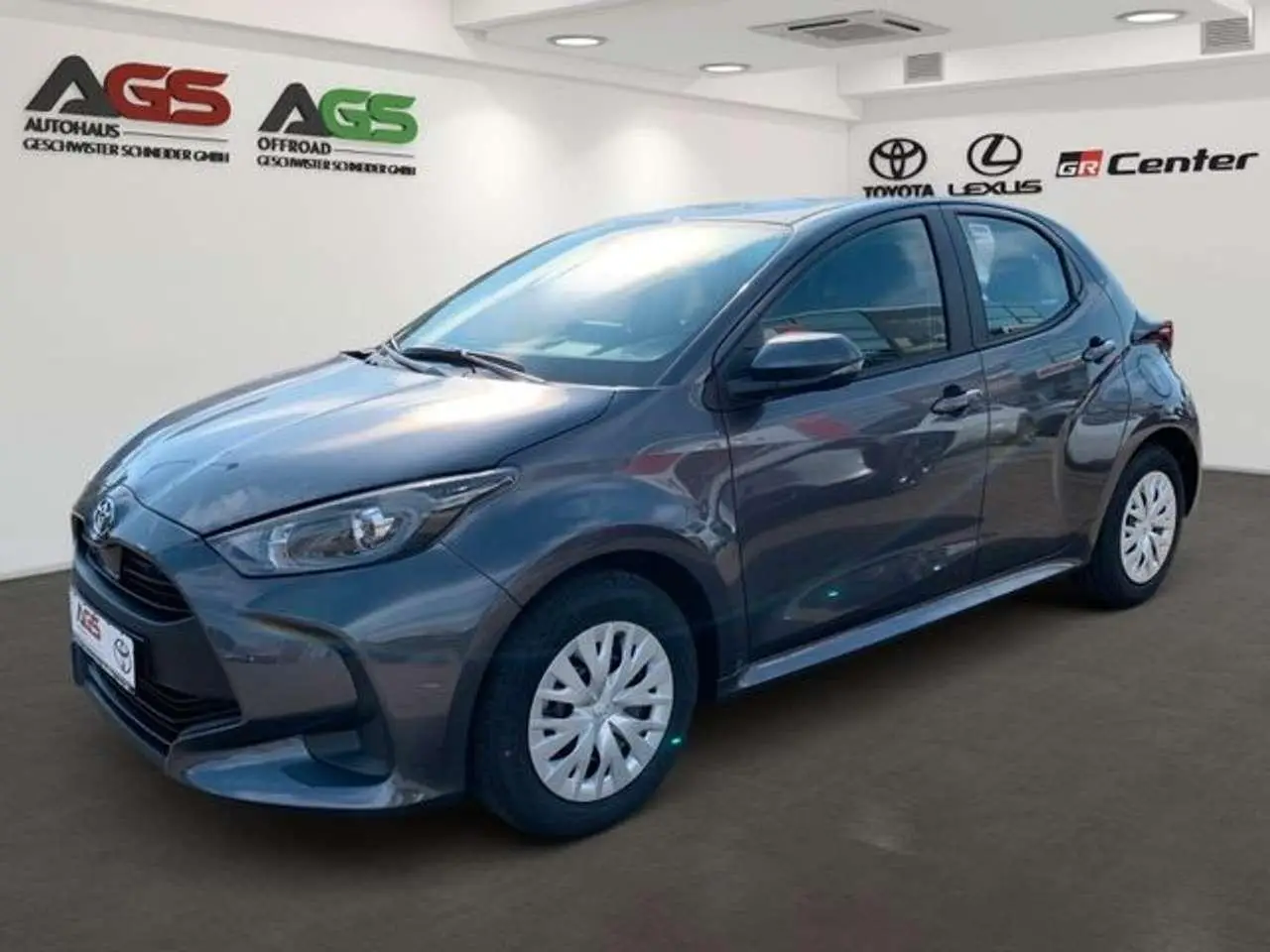 Photo 1 : Toyota Yaris 2024 Petrol