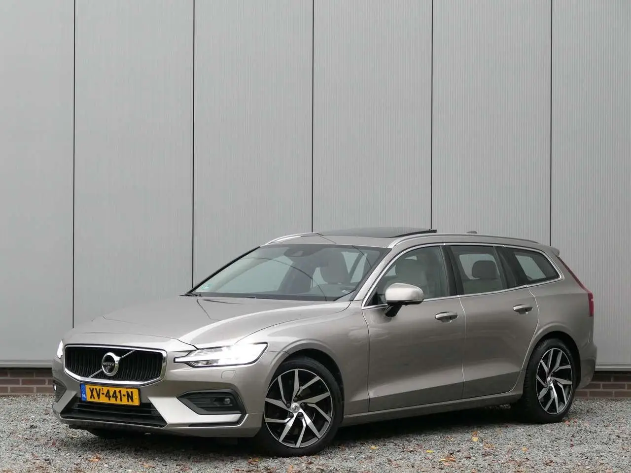 Photo 1 : Volvo V60 2019 Essence