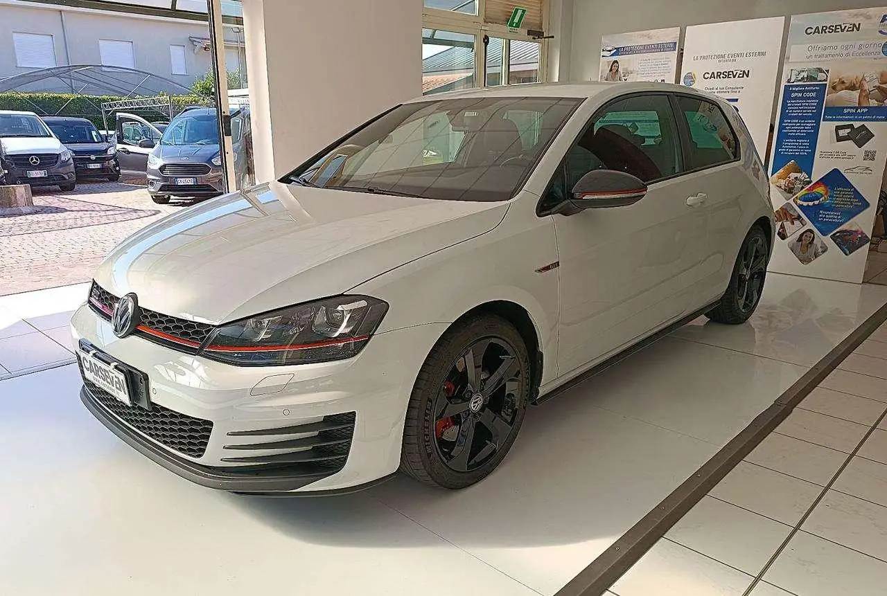 Photo 1 : Volkswagen Golf 2016 Petrol