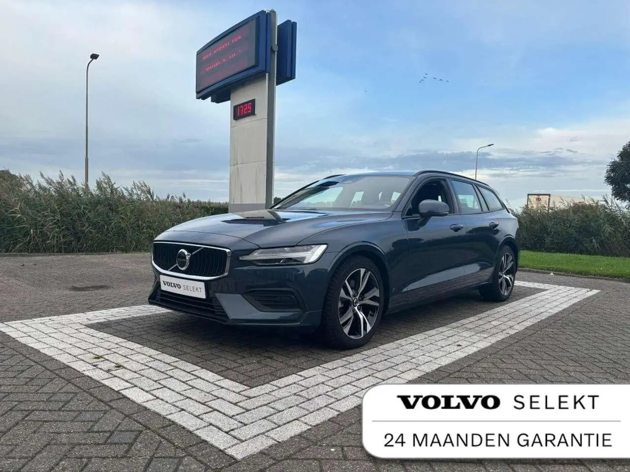 Photo 1 : Volvo V60 2024 Petrol