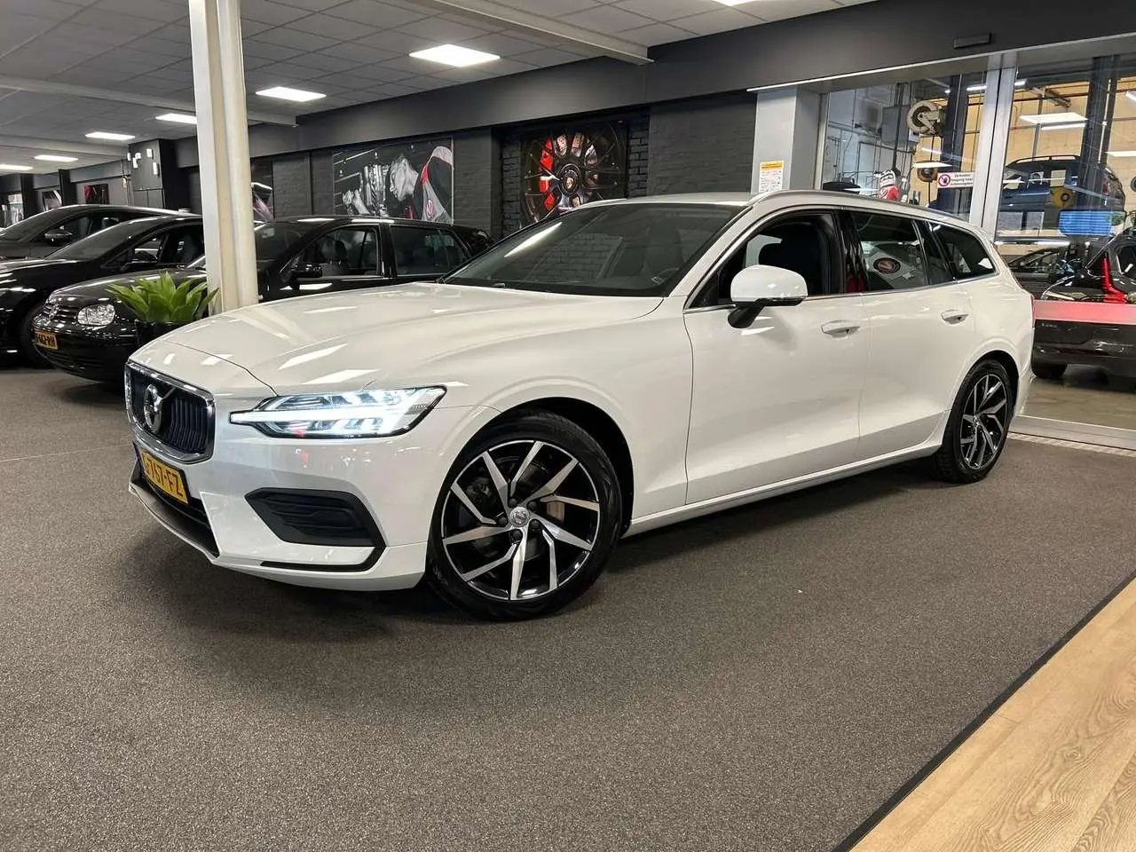 Photo 1 : Volvo V60 2019 Essence