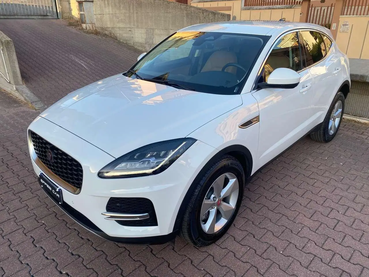 Photo 1 : Jaguar E-pace 2021 Hybrid