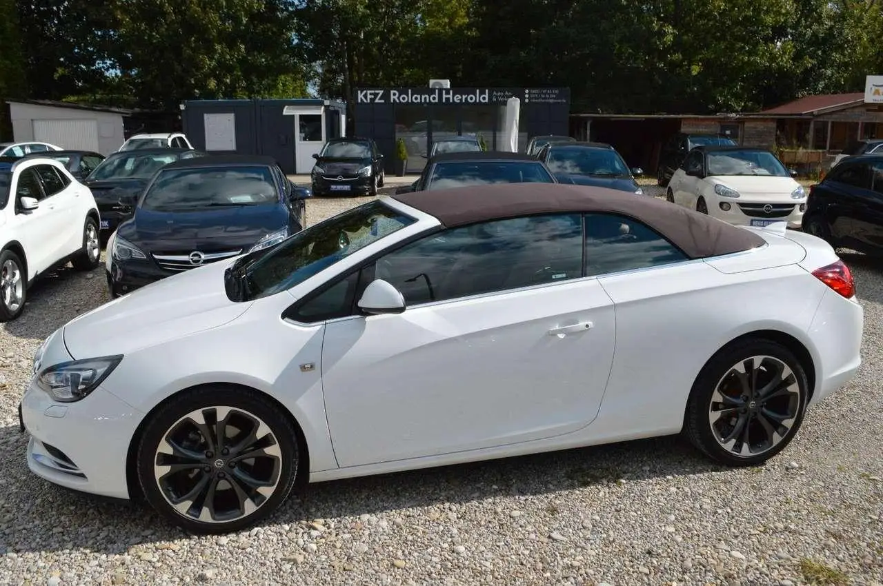 Photo 1 : Opel Cascada 2016 Petrol