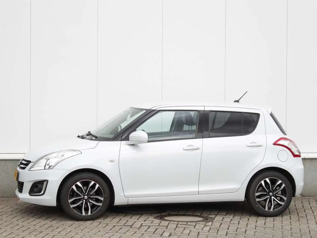 Photo 1 : Suzuki Swift 2015 Petrol