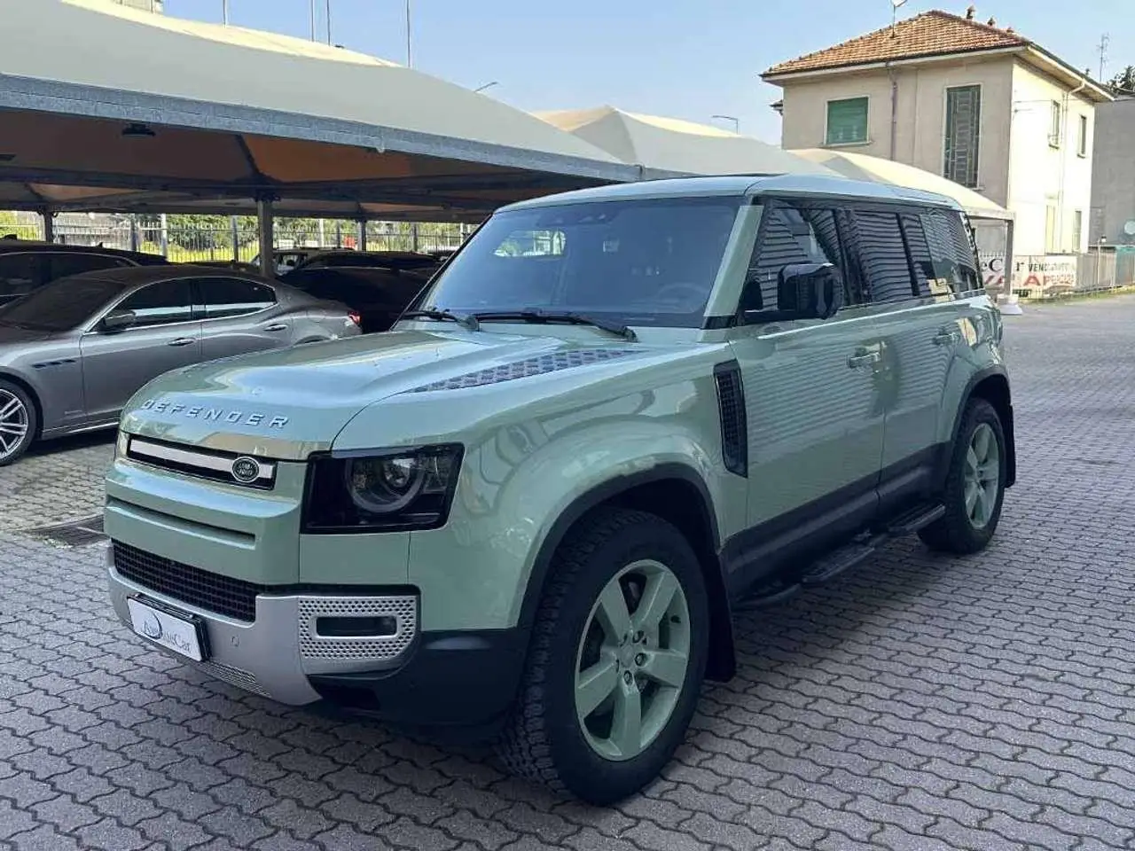 Photo 1 : Land Rover Defender 2023 Hybrid