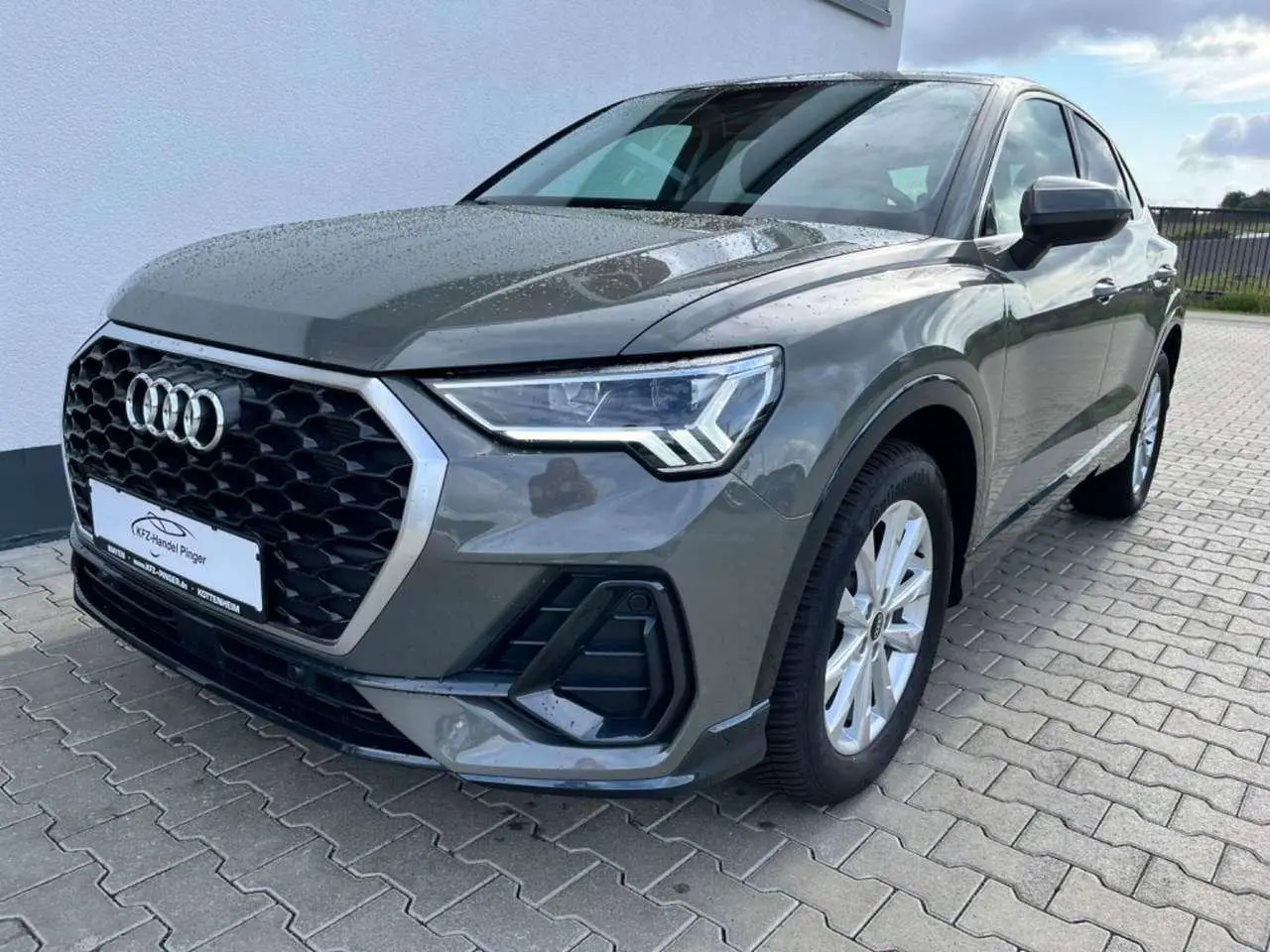 Photo 1 : Audi Q3 2023 Petrol