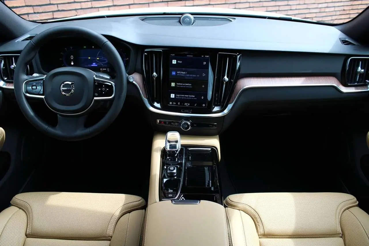 Photo 1 : Volvo V60 2024 Hybride