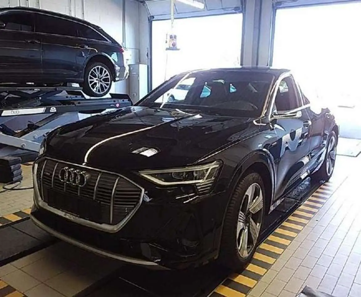 Photo 1 : Audi E-tron 2021 Electric