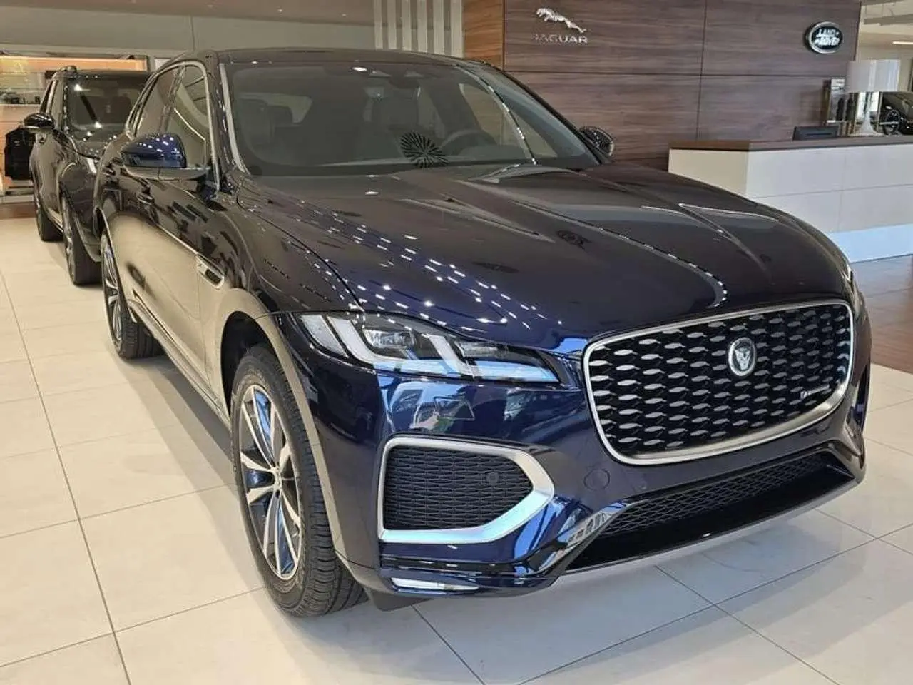 Photo 1 : Jaguar F-pace 2024 Hybrid