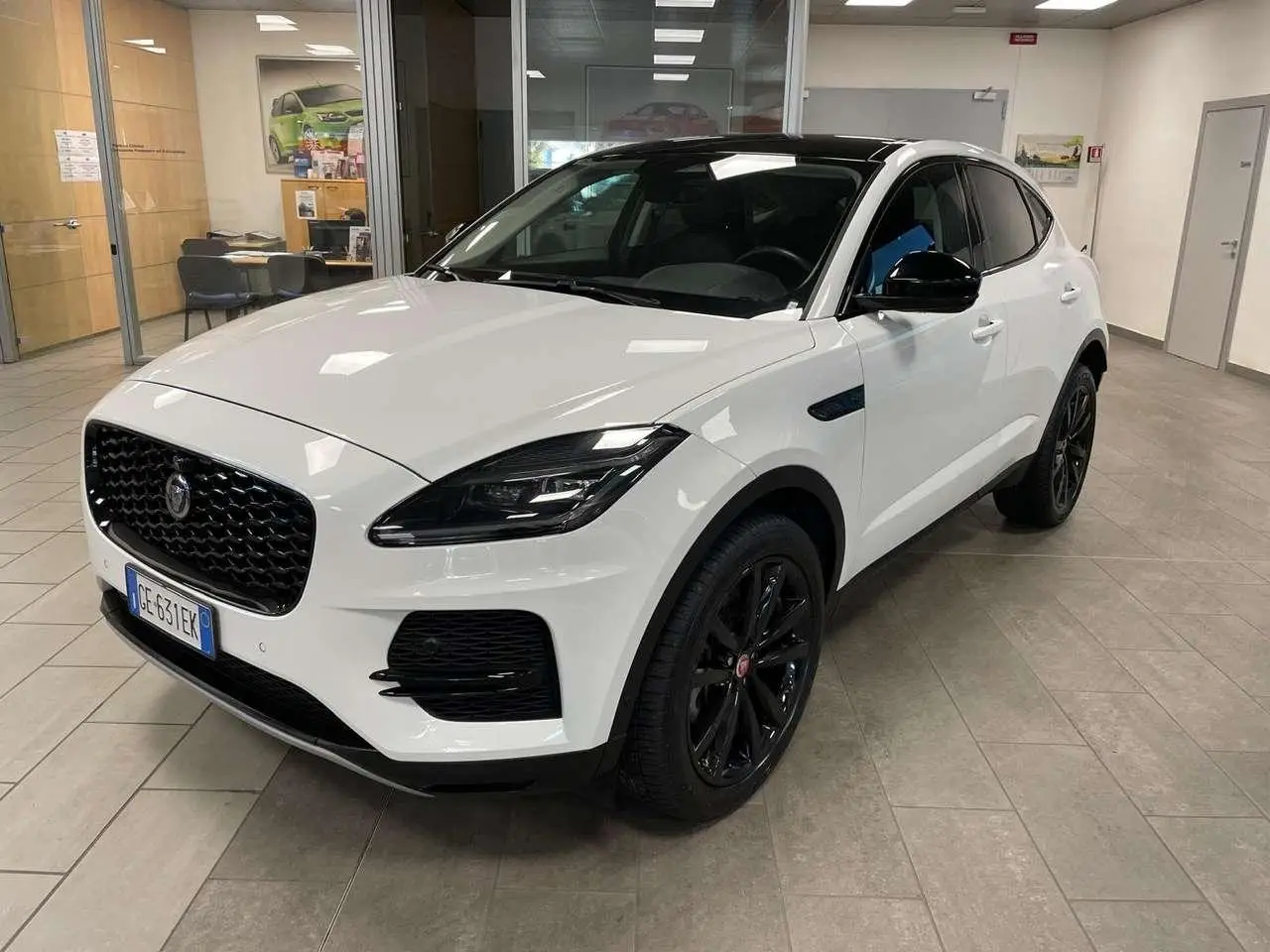 Photo 1 : Jaguar E-pace 2021 Hybrid