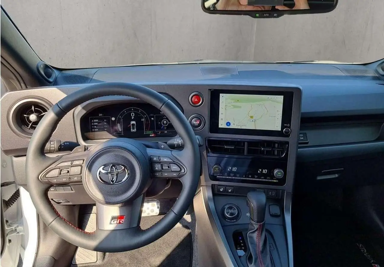 Photo 1 : Toyota Yaris 2024 Petrol