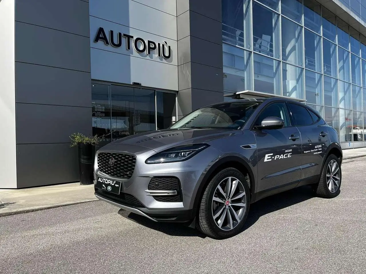 Photo 1 : Jaguar E-pace 2022 Hybride