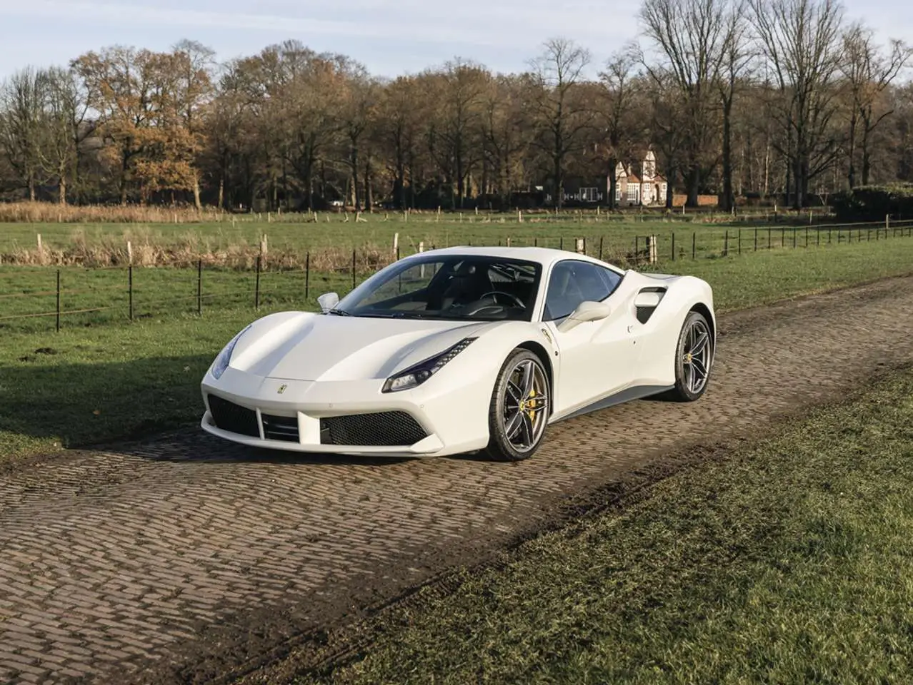 Photo 1 : Ferrari 488 2016 Essence