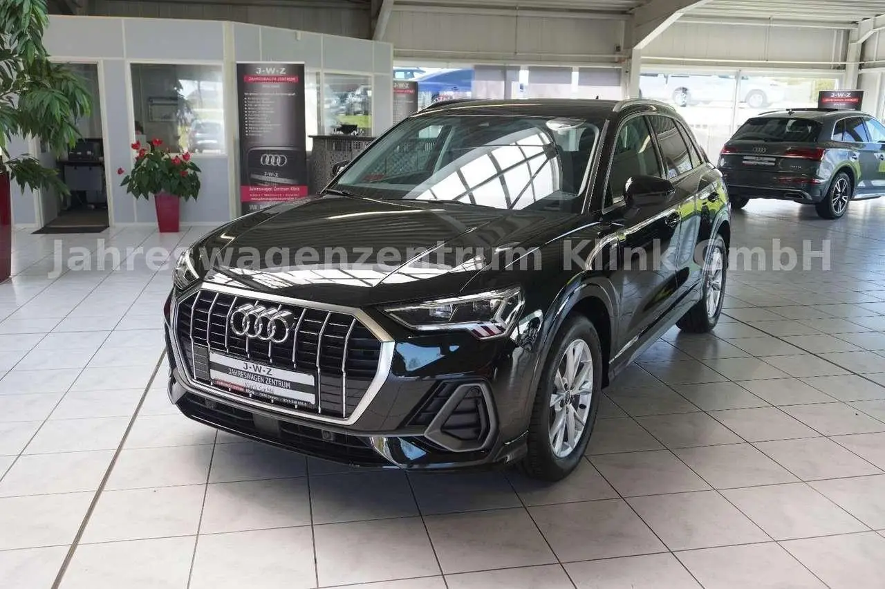 Photo 1 : Audi Q3 2024 Petrol