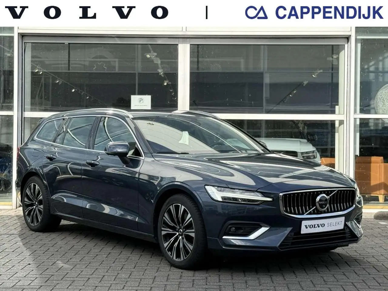 Photo 1 : Volvo V60 2023 Petrol