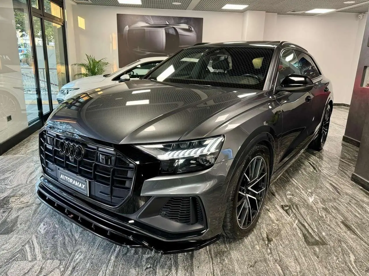 Photo 1 : Audi Q8 2018 Hybrid