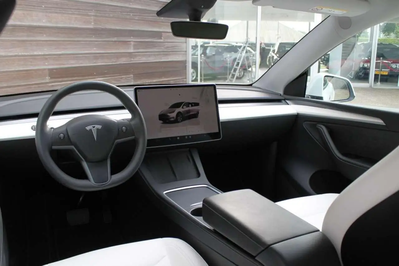 Photo 1 : Tesla Model Y 2023 Électrique