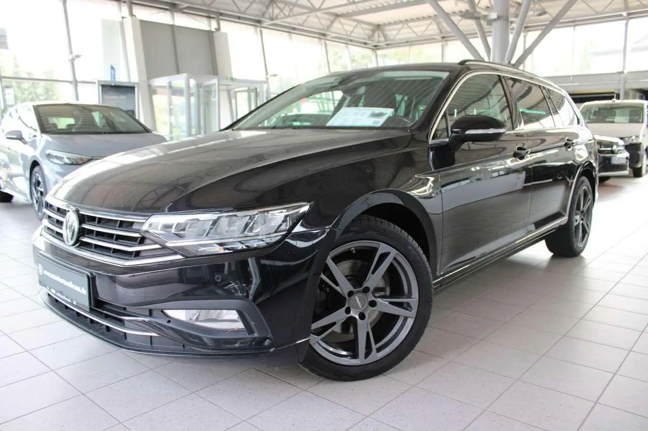 Photo 1 : Volkswagen Passat 2019 Essence