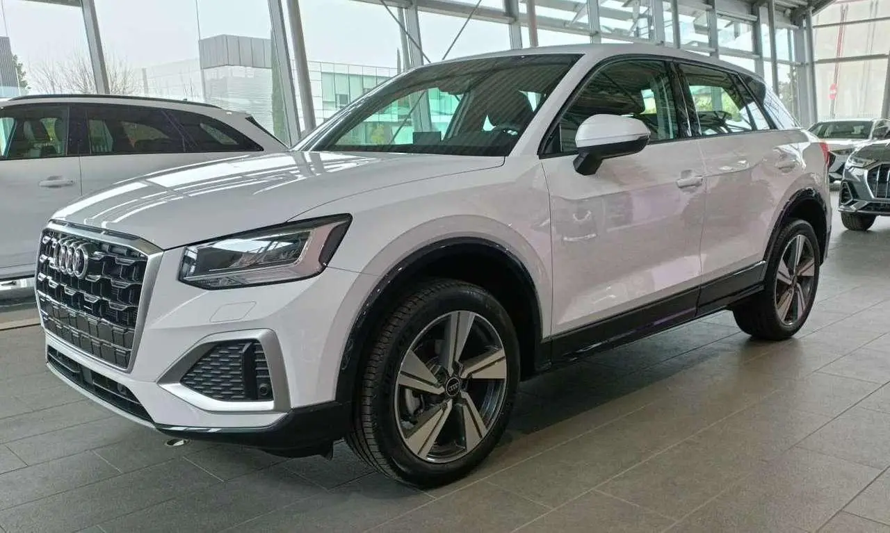 Photo 1 : Audi Q2 2024 Petrol