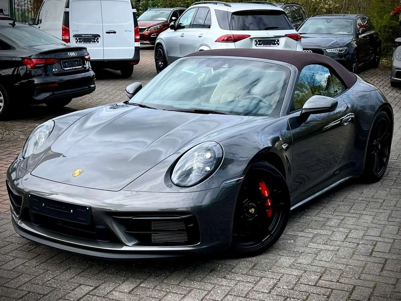 Photo 1 : Porsche 992 2022 Petrol