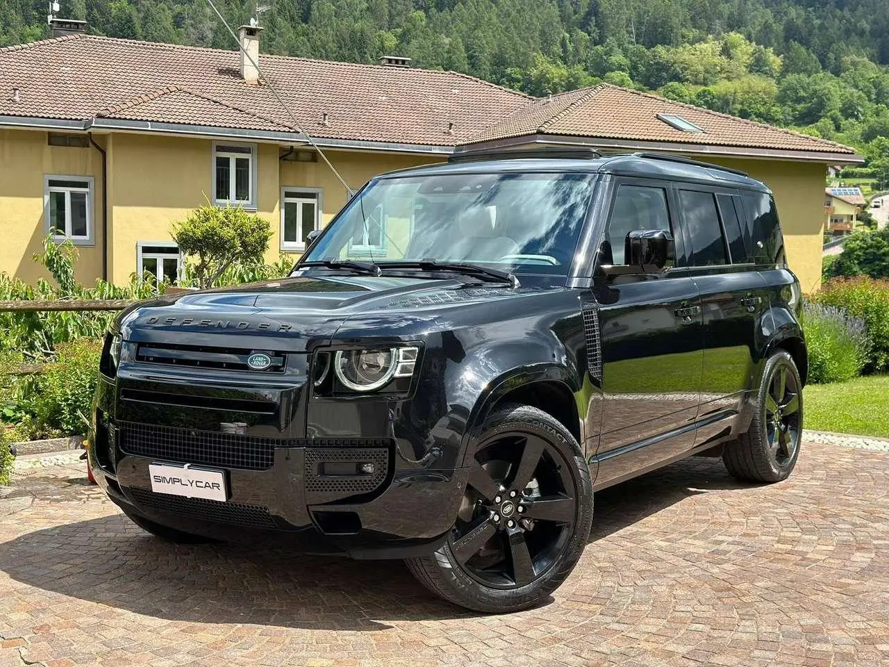 Photo 1 : Land Rover Defender 2024 Hybrid