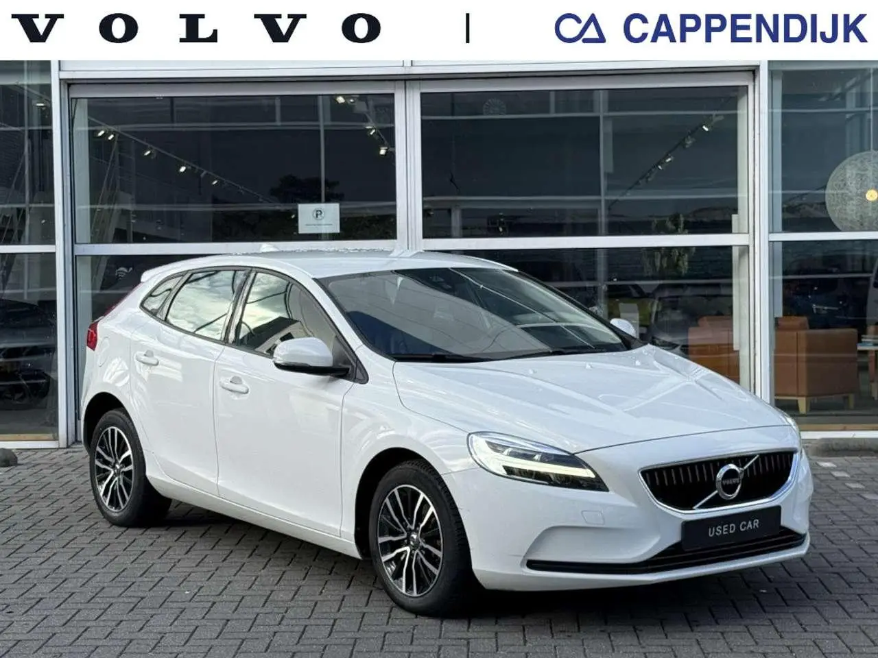 Photo 1 : Volvo V40 2019 Petrol