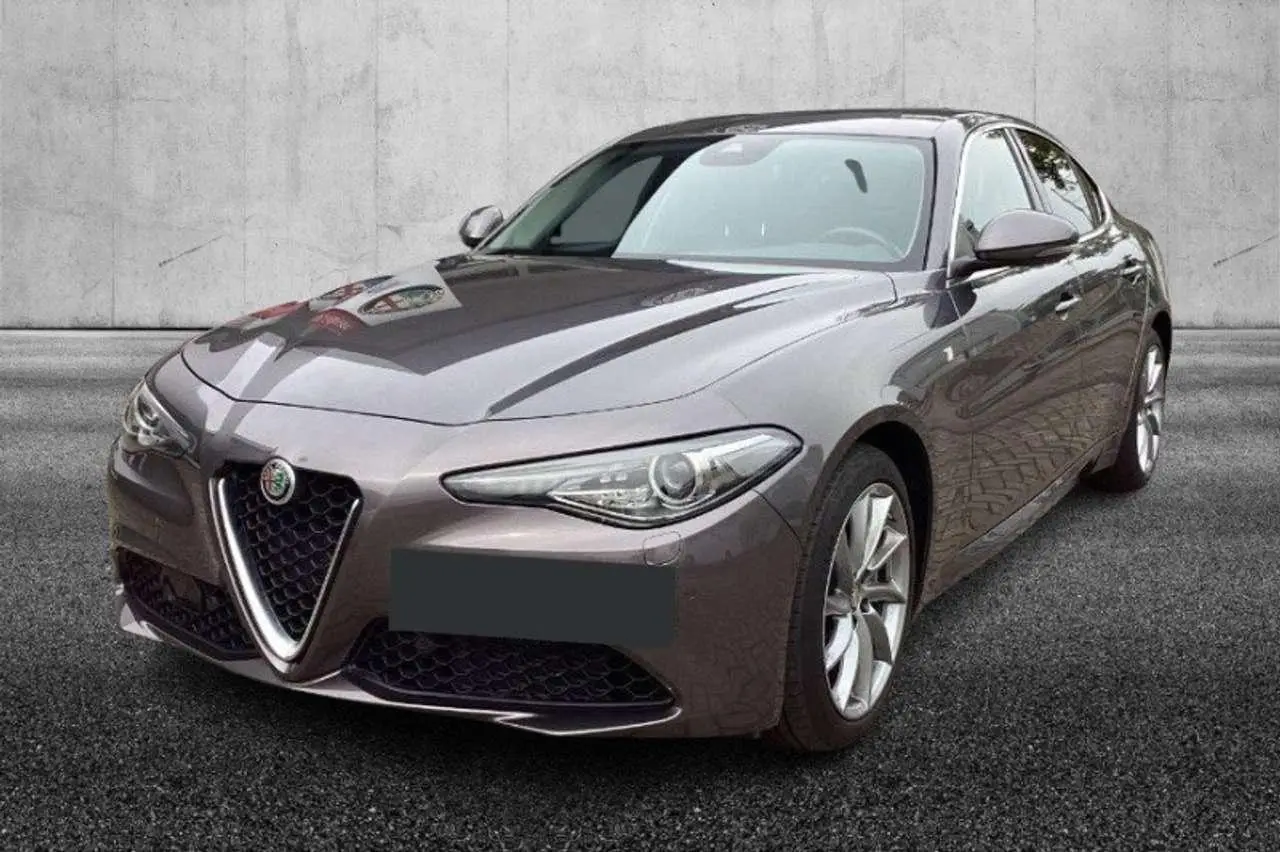 Photo 1 : Alfa Romeo Giulia 2021 Essence