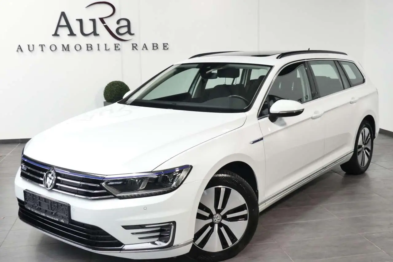 Photo 1 : Volkswagen Passat 2018 Hybride