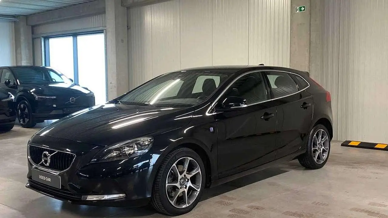 Photo 1 : Volvo V40 2016 Petrol