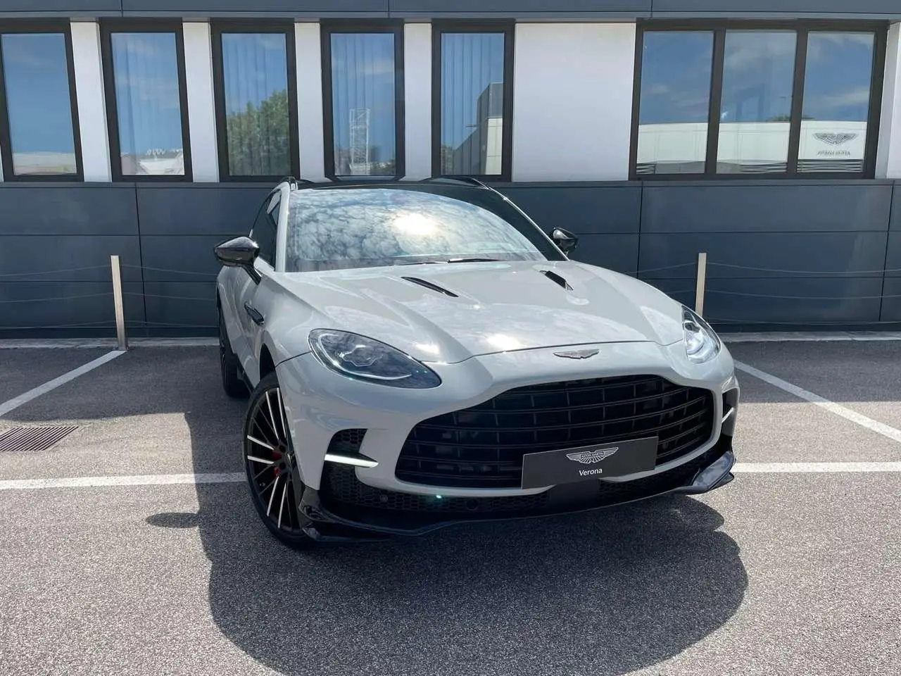 Photo 1 : Aston Martin Dbx 2023 Petrol