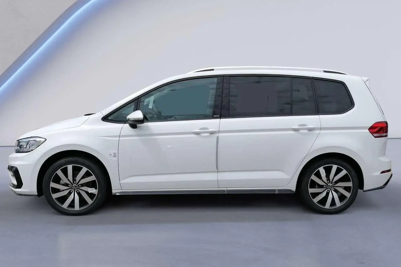 Photo 1 : Volkswagen Touran 2024 Essence