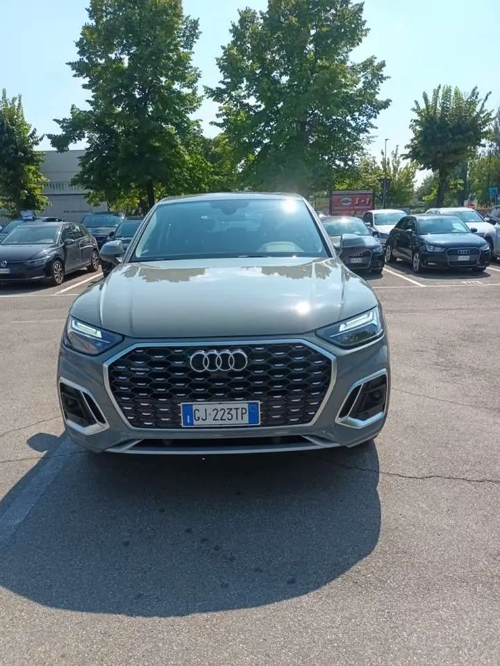 Photo 1 : Audi Q5 2022 Hybrid