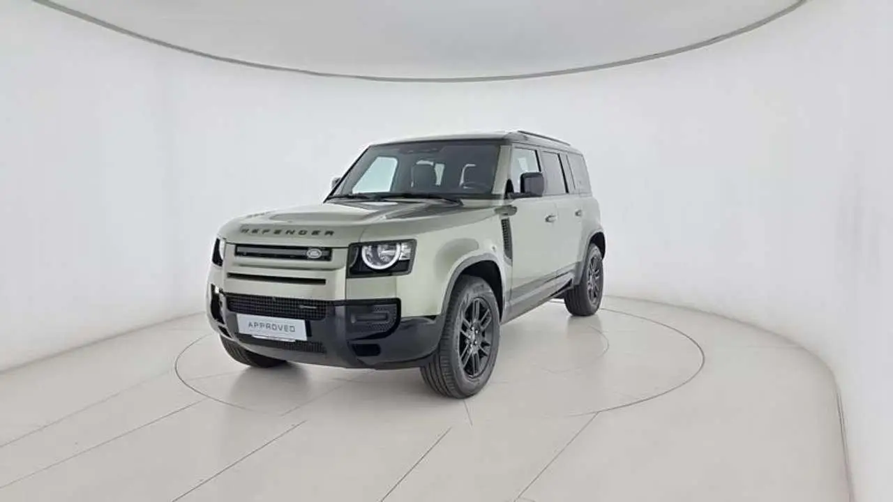 Photo 1 : Land Rover Defender 2022 Hybrid