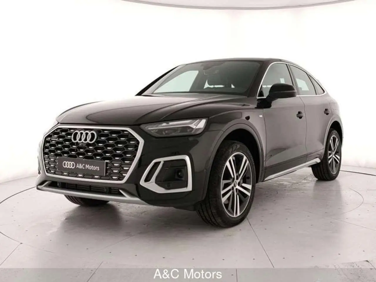 Photo 1 : Audi Q5 2024 Petrol