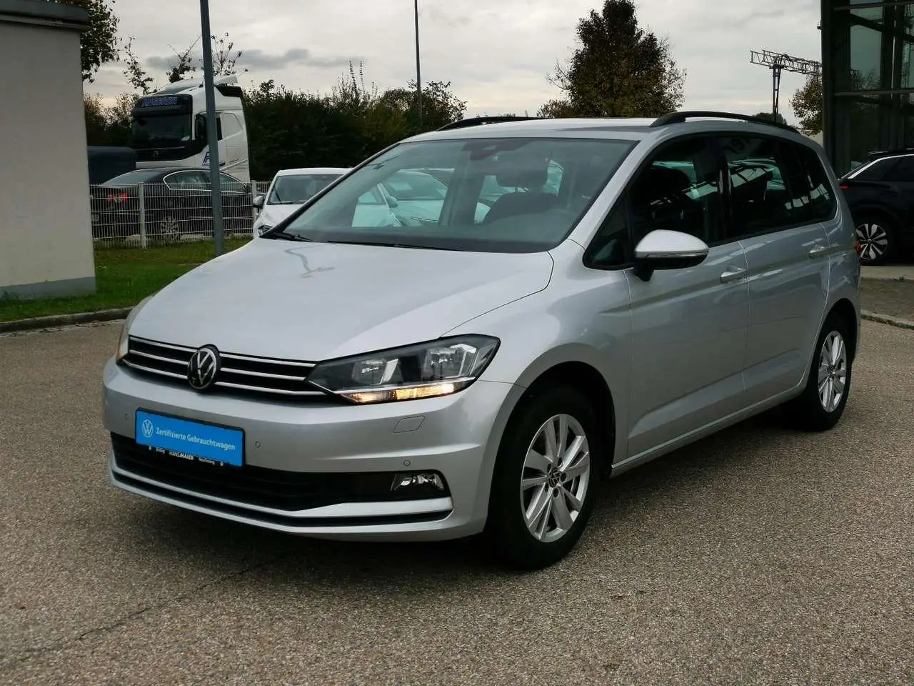 Photo 1 : Volkswagen Touran 2023 Essence