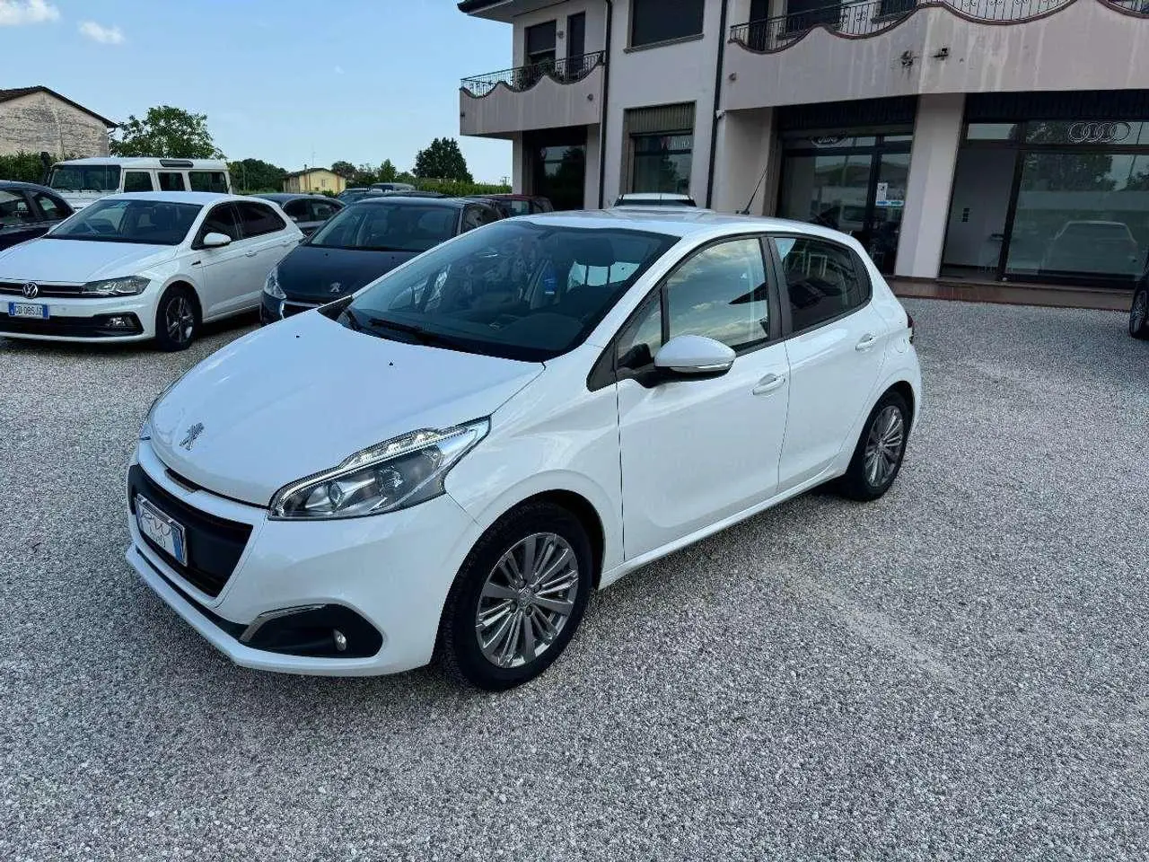 Photo 1 : Peugeot 208 2017 Petrol