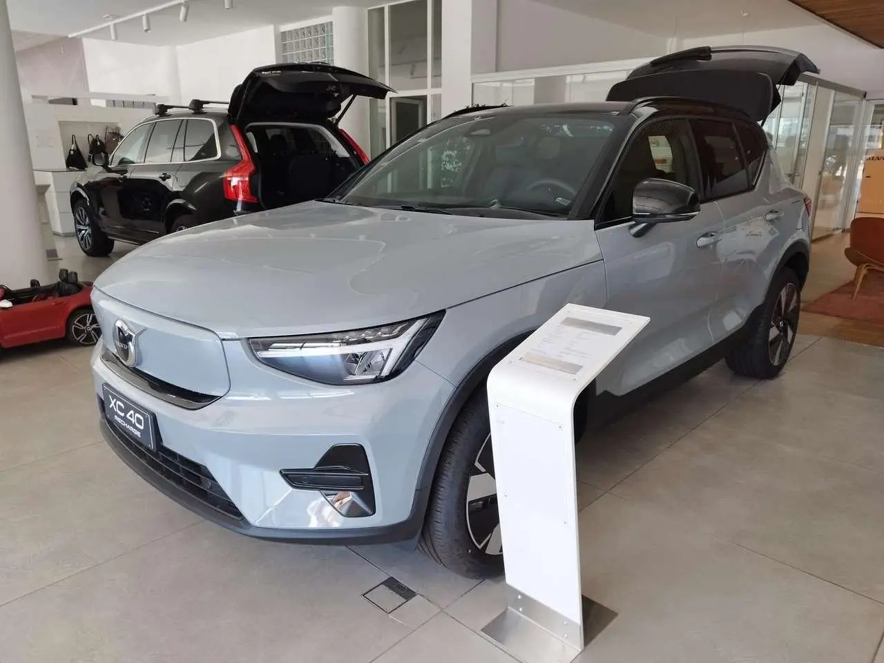 Photo 1 : Volvo Xc40 2024 Électrique