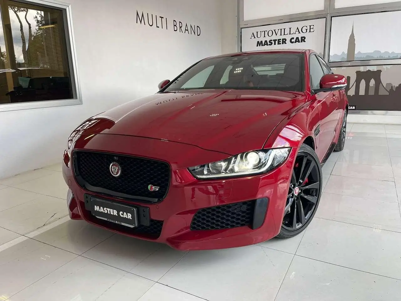 Photo 1 : Jaguar Xe 2018 Petrol