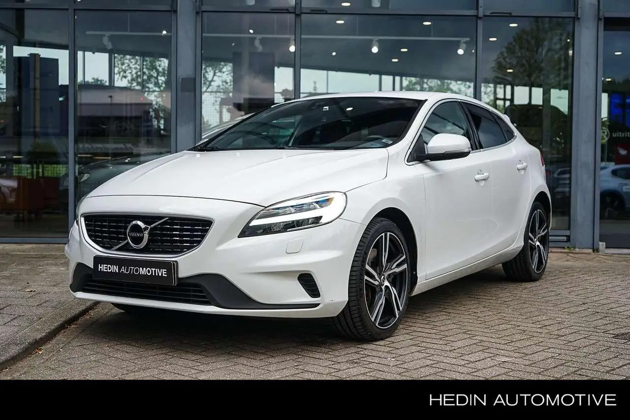 Photo 1 : Volvo V40 2018 Petrol