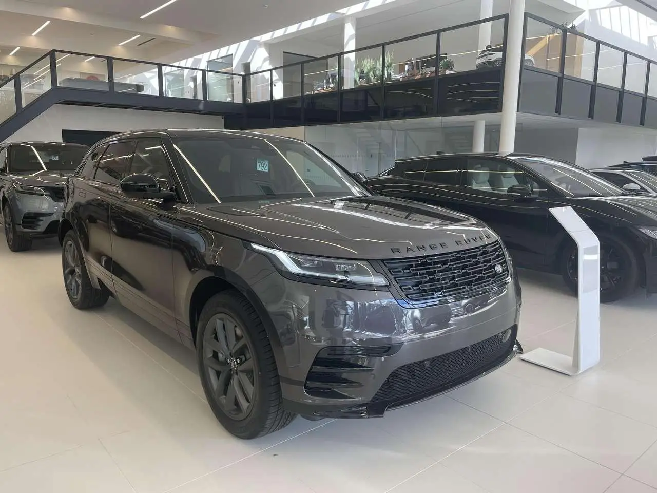 Photo 1 : Land Rover Range Rover Velar 2024 Hybrid